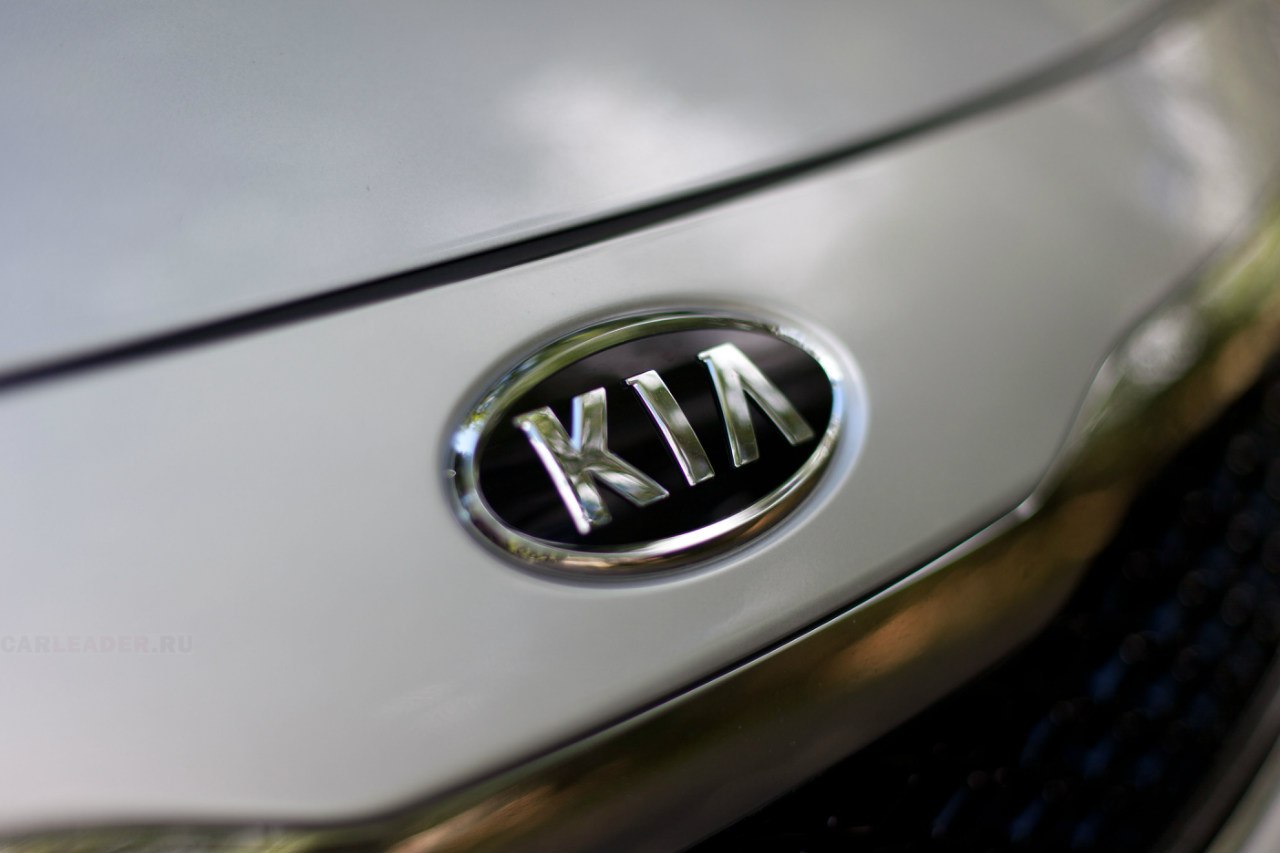 Утопленная в капот эмблема KIA напоминает лейбл Lexus GS 2012 на задней крышке багажника.